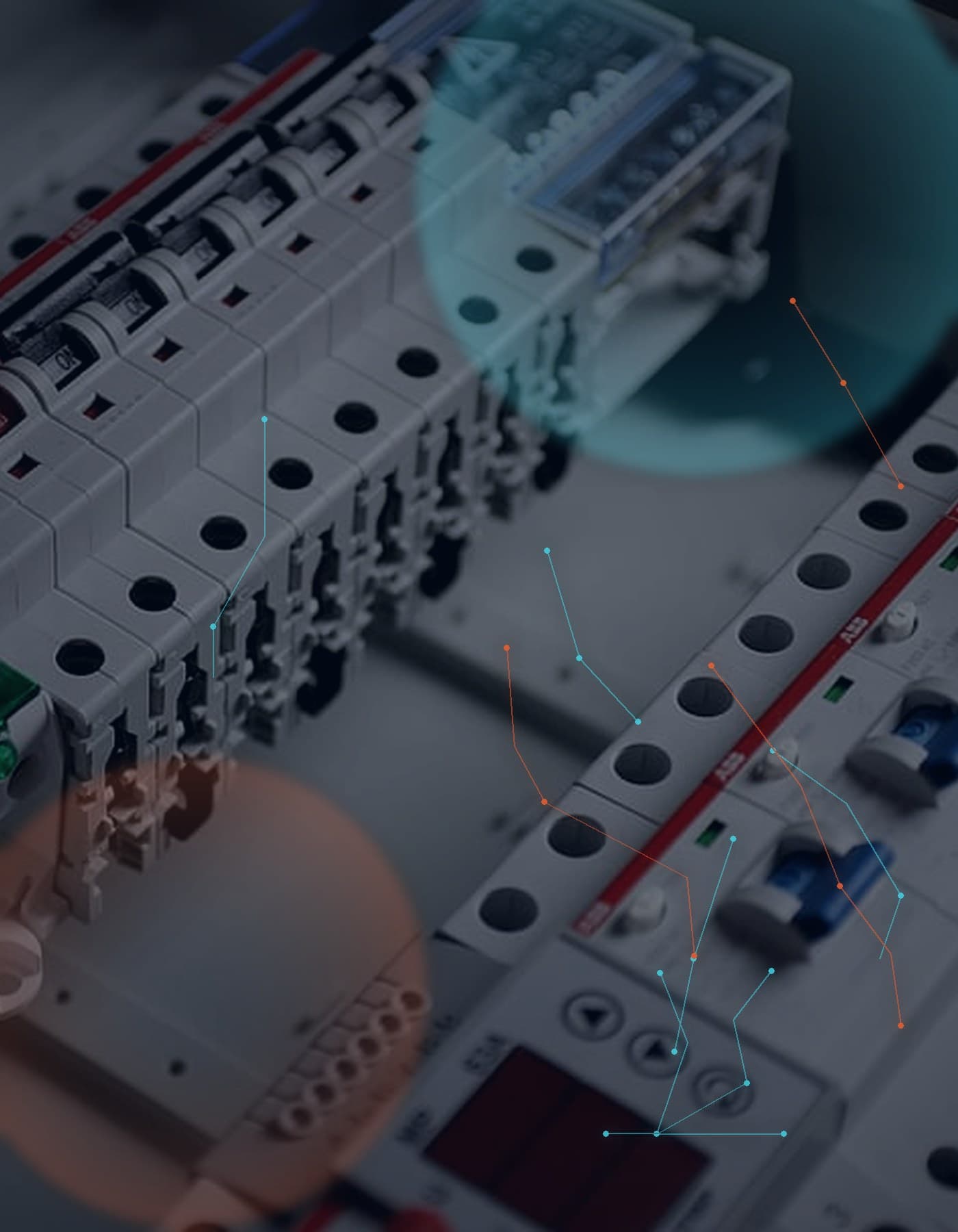 Detail průmyslového rozvaděče s datovou vrstvou