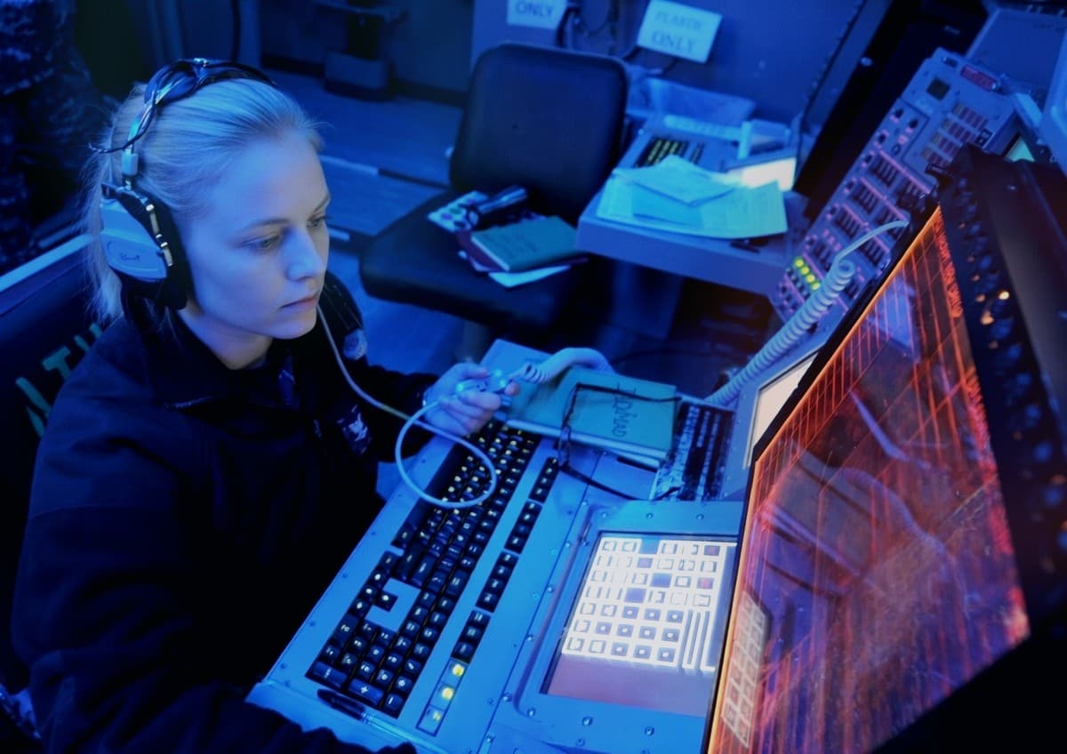 Blond operátorka u monitoru