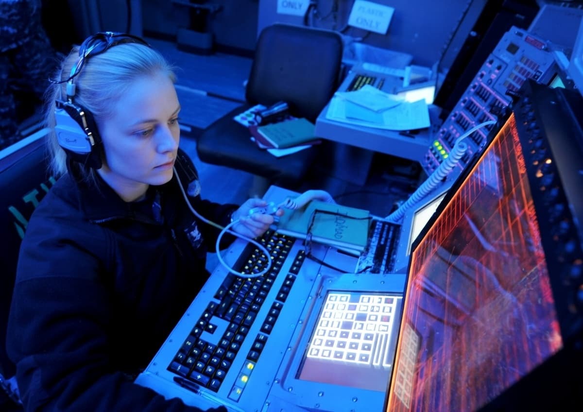 Blond operátorka u monitoru